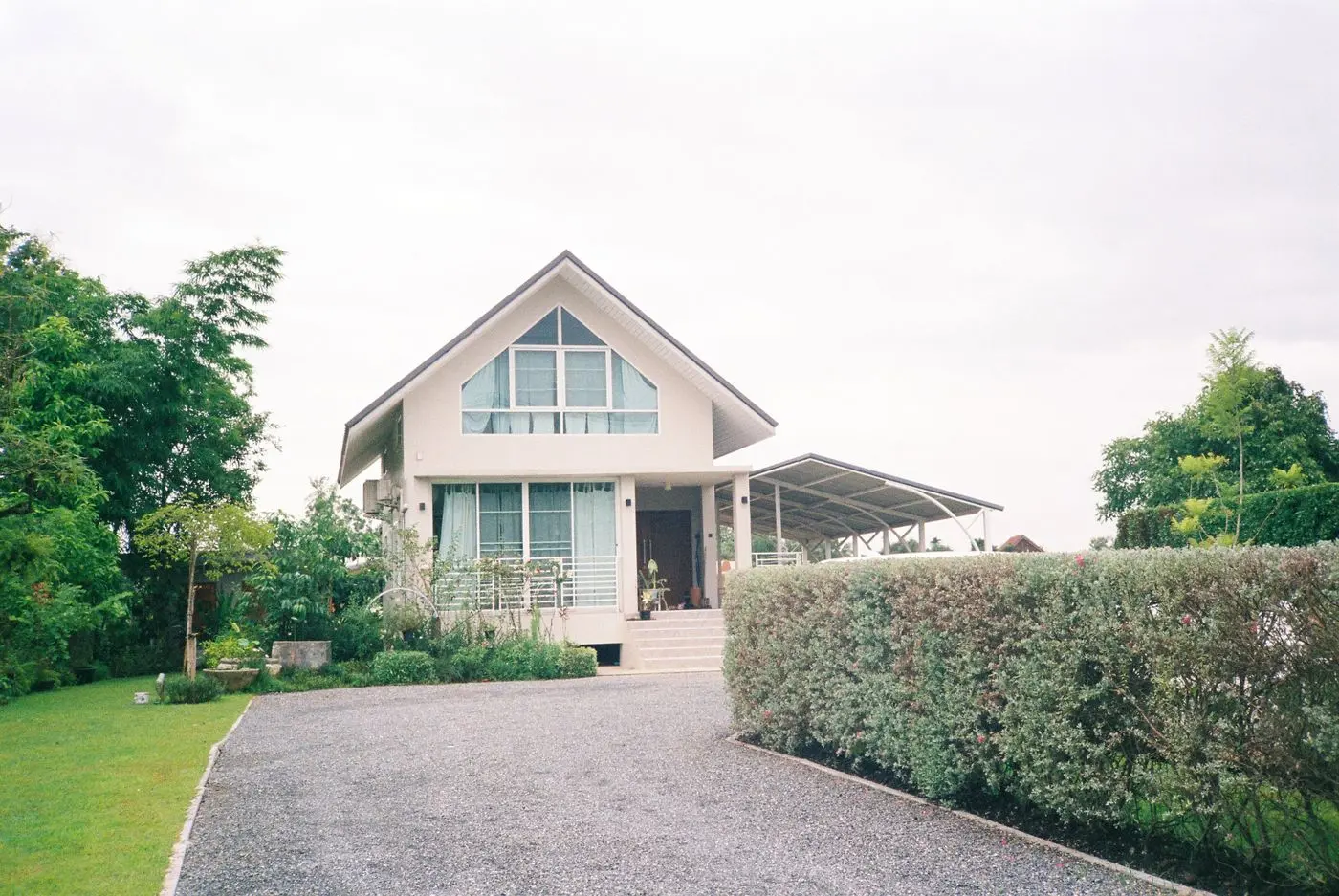 Gepflegtes Einfamilienhaus mit Hecke und Kieseinfahrt