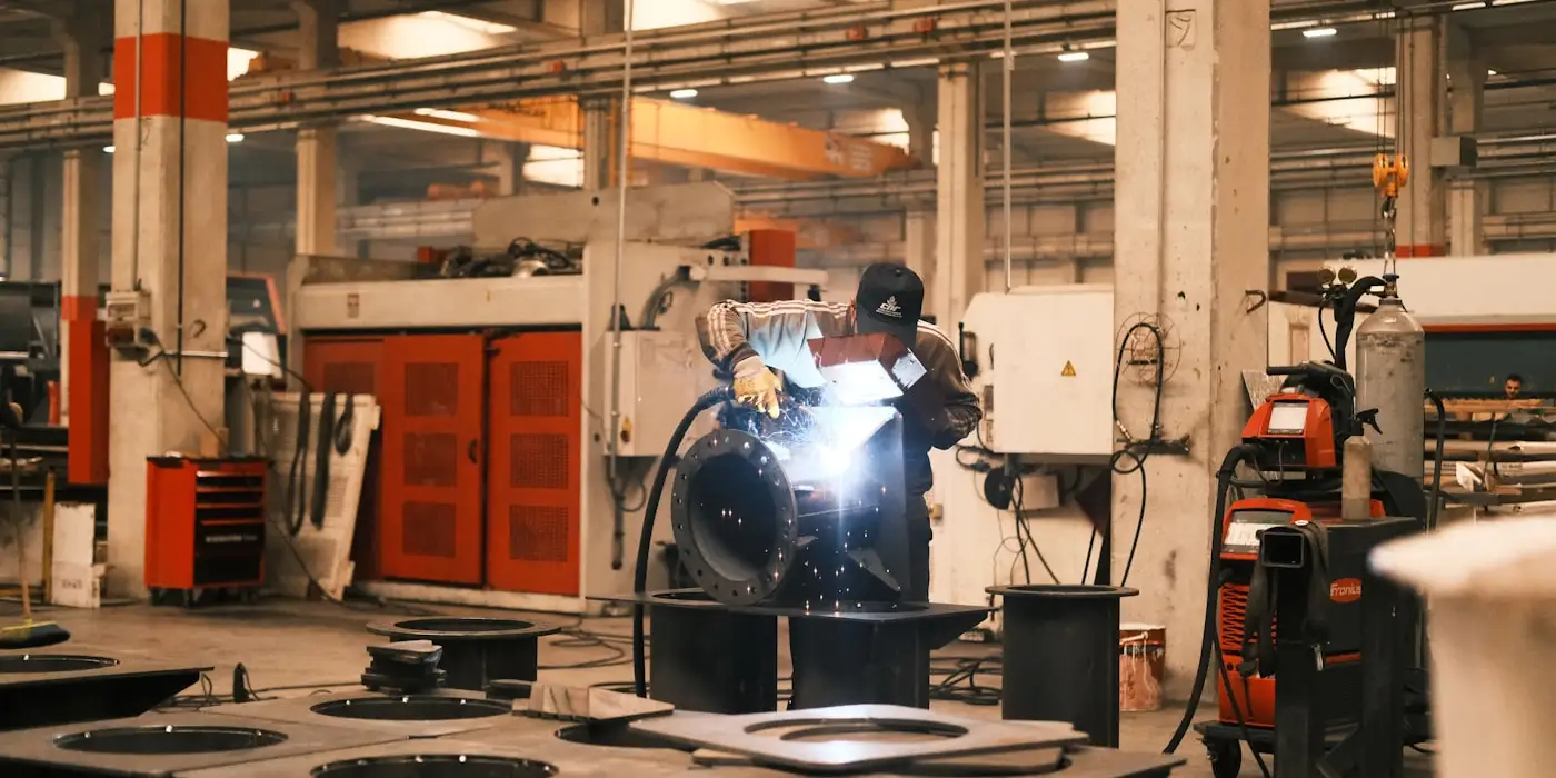 Travaux de soudure sur une machine dans un atelier métallurgique