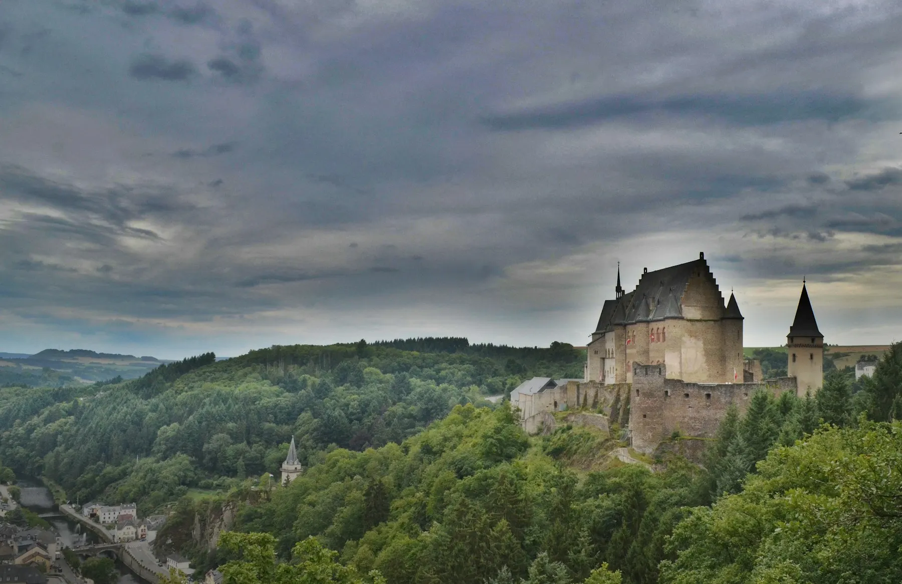 Le château de Vianden sous un ciel dramatique, au-dessus des collines de l’Éislek
